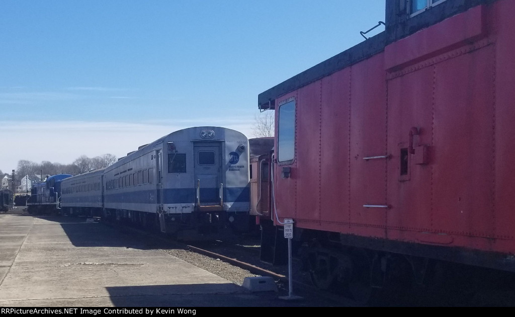 Metro-North ACMU 1171 & Canadian National caboose 79462